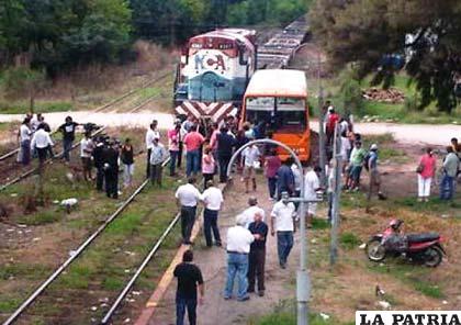 Un tren envistió a un bus escolar en Argentina 