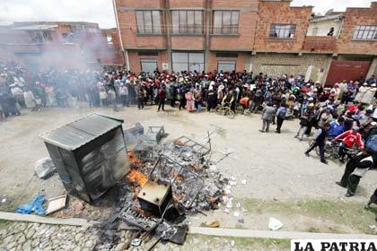 En detalle, Félix Yupanqui, alias “el matón quita calzón”, tras ser aprehendido, vecinos de El Alto quemaron sus pertenencias