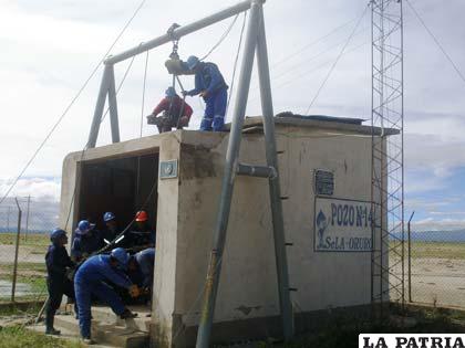 Trabajadores de SeLA-Oruro reparando motores de las bombas de agua que se quemaron por las recientes tormentas eléctricas