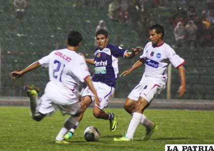 El partido se desarrolló en medio de una torrencial lluvia, algo que perjudicó a los locales