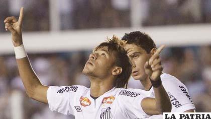 Neymar celebra los tres goles que anotó anoche