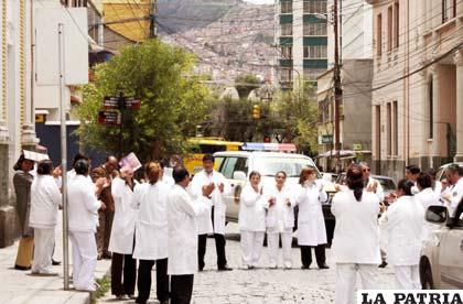 Médicos protagonizarán marcha de mandiles blancos en contra del Decreto Supremo que establece las ocho horas de trabajo