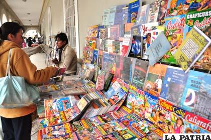 Expositores de libro fomentan la lectura con la venta de textos a precios módicos