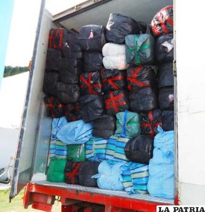 Ropa usada que iba en un camión de empresa PIL