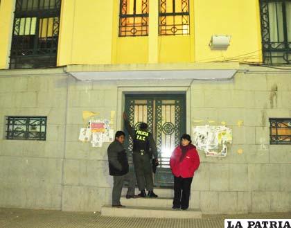 Frontis del Concejo Municipal, ayer por la noche, mientras algunos dirigentes vecinales esperan para poder ingresar, enterados de la acción de los periurbanos