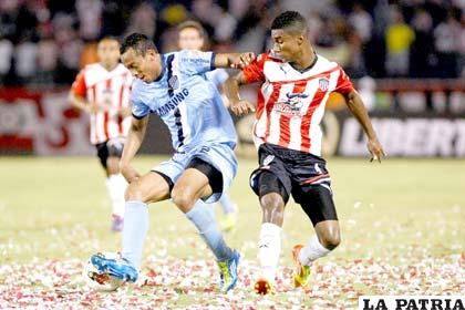 Edemir Rodríguez de Bolívar domina la pelota