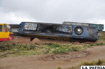 Otro ángulo de la locomotora volcada