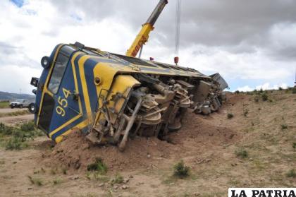 La locomotora quedó volcada a un costado de la vía férrea