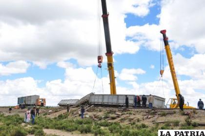 Un panorama impresionante decorado con la enorme maquinaria que se utilizó para levantar los vagones