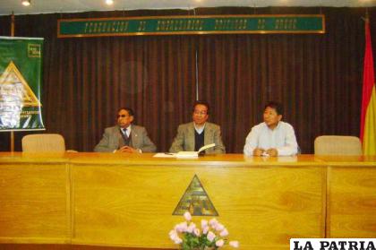 (De izquierda a derecha) Elías Delgado vicepresidente del Comité Cívico de Oruro, junto a Erick Torrico y Bernardo Poma de la Fundación UNIR