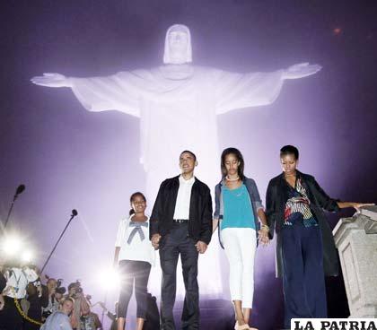 El presidente de EE.UU. junto a las tres mujeres con las que vive, su esposa y sus dos hijas