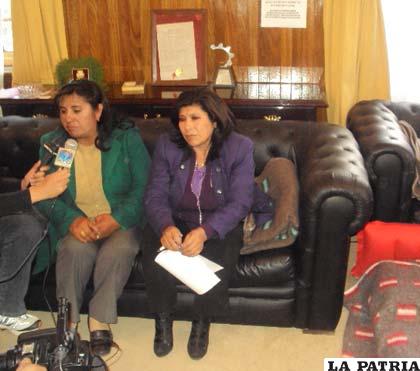 La presidenta de la Fedjuve, Ketty Vallejos y la alcaldesa Rossío Pimentel al momento de instalar la huelga de hambre