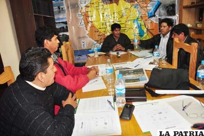 Integrantes del Comingob en reunión extraordinaria en Oruro