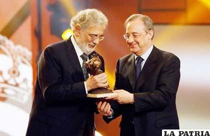 Plácido Domingo recibe el reconocimiento de Florentino Pérez