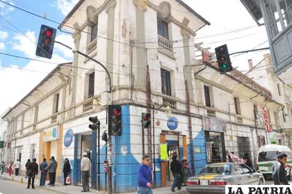 Vecinos advierten riesgo por construcción de un piso más en la casa situada en la Bolívar y 6 de Octubre