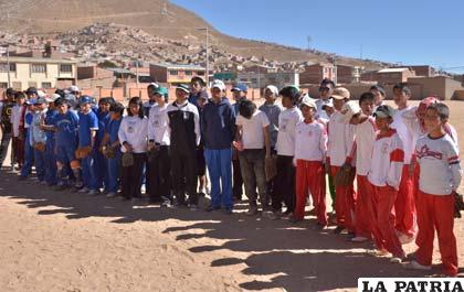 Deportistas que participan en el béisbol infantil