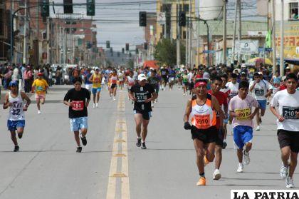 Hoy en la mañana más de cinco mil atletas invadirán las calles de Oruro