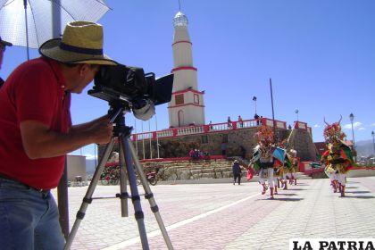 Masis trabajan en la producción de un video junto a danzarines de la “Frater”