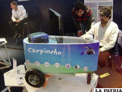 Investigador del centro académico Gerardo Acosta trabajando en el prototipo de robot Carpincho