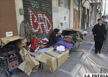 Un mendigo pide limosna en una calle de Atenas