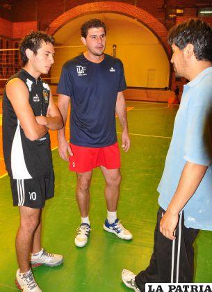 Cortez y Canedo dialogan con el entrenador Omoya