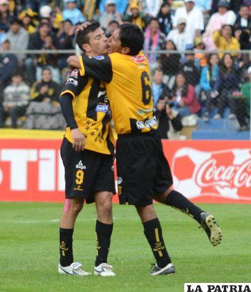 González y Reyes no encuentran forma de celebrar el gol