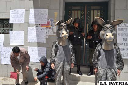 Protesta de funcionarios municipales, para exigir aprobación de resolución concejal. Dos se disfrazaron de burros