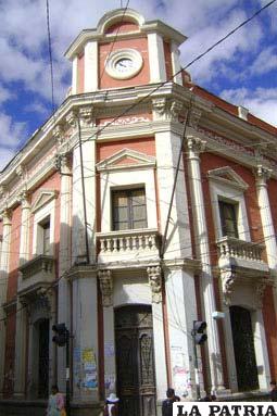 Así luce la fachada de la que un día fue la casa de uno de los hombres más ricos del mundo, Simón I. Patiño