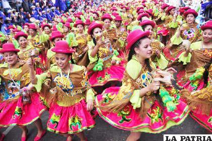 Desde el Gobierno surge la iniciativa de que grupos de danzarines de Oruro, participen del Carnaval de Río de Janeiro