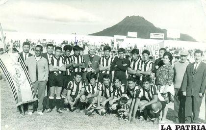 El equipo de Junín de Sucre, en 1955 (el tercero de izquierda a derecha de los parados)
