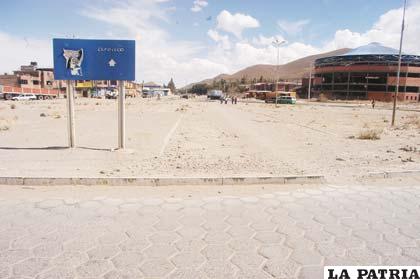 Así se veía el lugar donde la ex Prefectura debía construir un distribuidor vehicular, por cuya supervisión se autorizó el desembolso de 216.000 bolivianos. Ahora en el sector el municipio ejecutó la obra