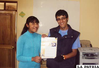 Jóvenes voluntarios de Visión Mundial PDA Alfarero