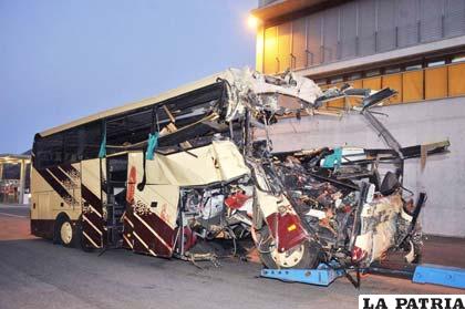 Estado en el que quedó el bus accidentado en Suiza, donde perdieron la vida 22 estudiantes