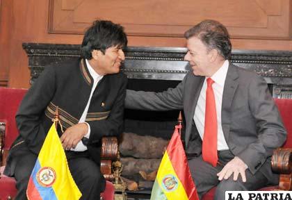 Morales visita a su homólogo de Colombia, Manuel Santos