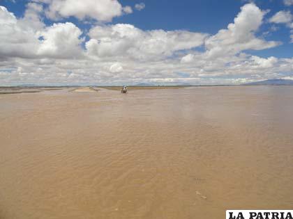 Chipaya continúa aislada por desborde del rió Lauca