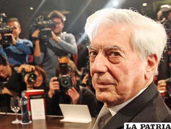 Presencia de Vargas Llosa en el homenaje a Edwards no es casual, pues a ambos los une una estrecha amistad 