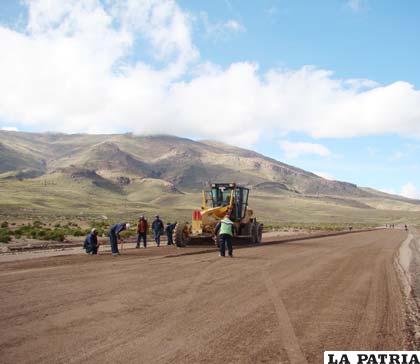Restan menos de cuatro kilómetros para concluir la carretera Huachacalla-Pisiga