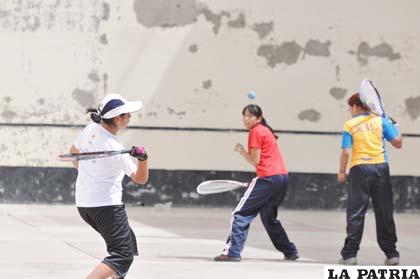 Entrenamiento de la preselección femenina de pelota raqueta