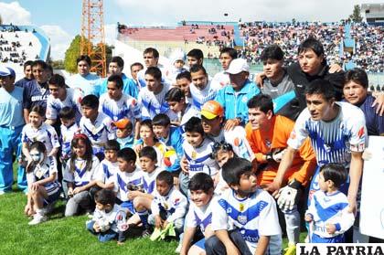 Ayer con varios actos recordó los 70 años de vida institucional, de la mayor entidad del contexto deportivo de Oruro, como constituye el Club San José que a través de todo este tiempo, logró conquistar a casi todo el pueblo de Oruro y del país