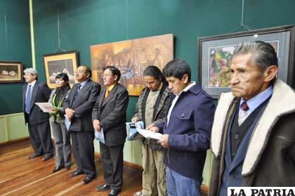 Artistas y autoridades en inauguración en exposición nacional pictográfica