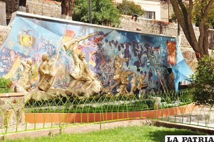 Obreros del municipio reparan mural alusivo al 23 de Marzo
