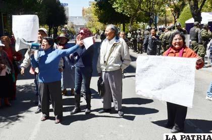 Protesta de familiares y víctimas de las dictaduras