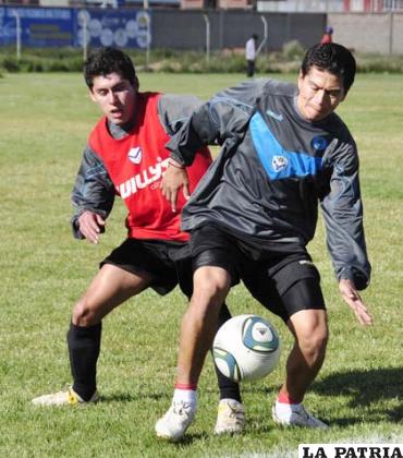 Carlos Saucedo domina el balón ante la marca de Gary Arauz