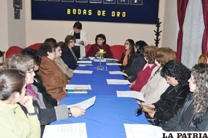 Participación de invitadas especiales e integrantes de la Asociación Cristiana Femenina, en la velada de ayer