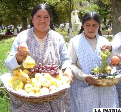 Una gran variedad de frutas del valle de Sapahaqui se vende en Oruro