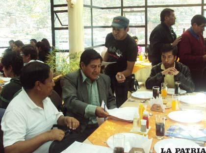 Asambleístas departamentales reciben las propuestas del Comité por los derechos sexuales y reproductivos de Oruro