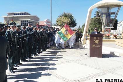 Autoridades militares junto a estudiantes de la Unidad Educativa Antofagasta