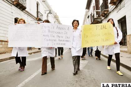 Por segundo día el sector de trabajadores de la CNS cumplieron medidas de presión y protesta en calles de La Paz