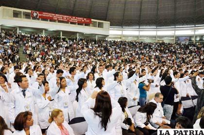 El Estado Boliviano entregó certificados a 679 médicos que se formaron en Cuba
