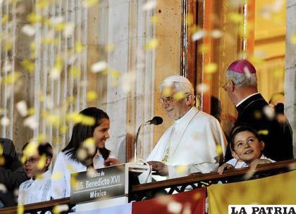Papa oficia misa ante cientos de miles de mexicanos bajo la imagen de Cristo Rey